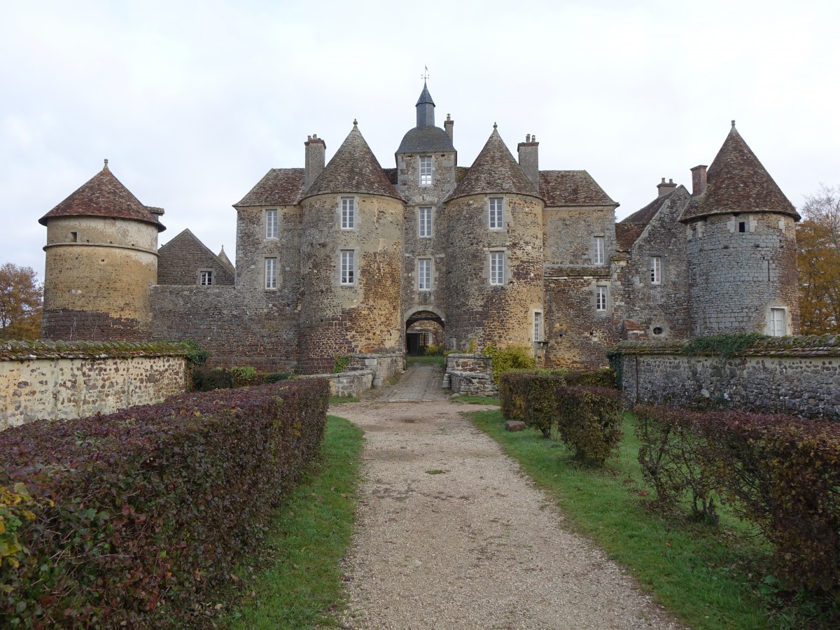 Treigny, Chateau de Ratilly, erbaut im 13. Jahrhundert (29.10.2015)