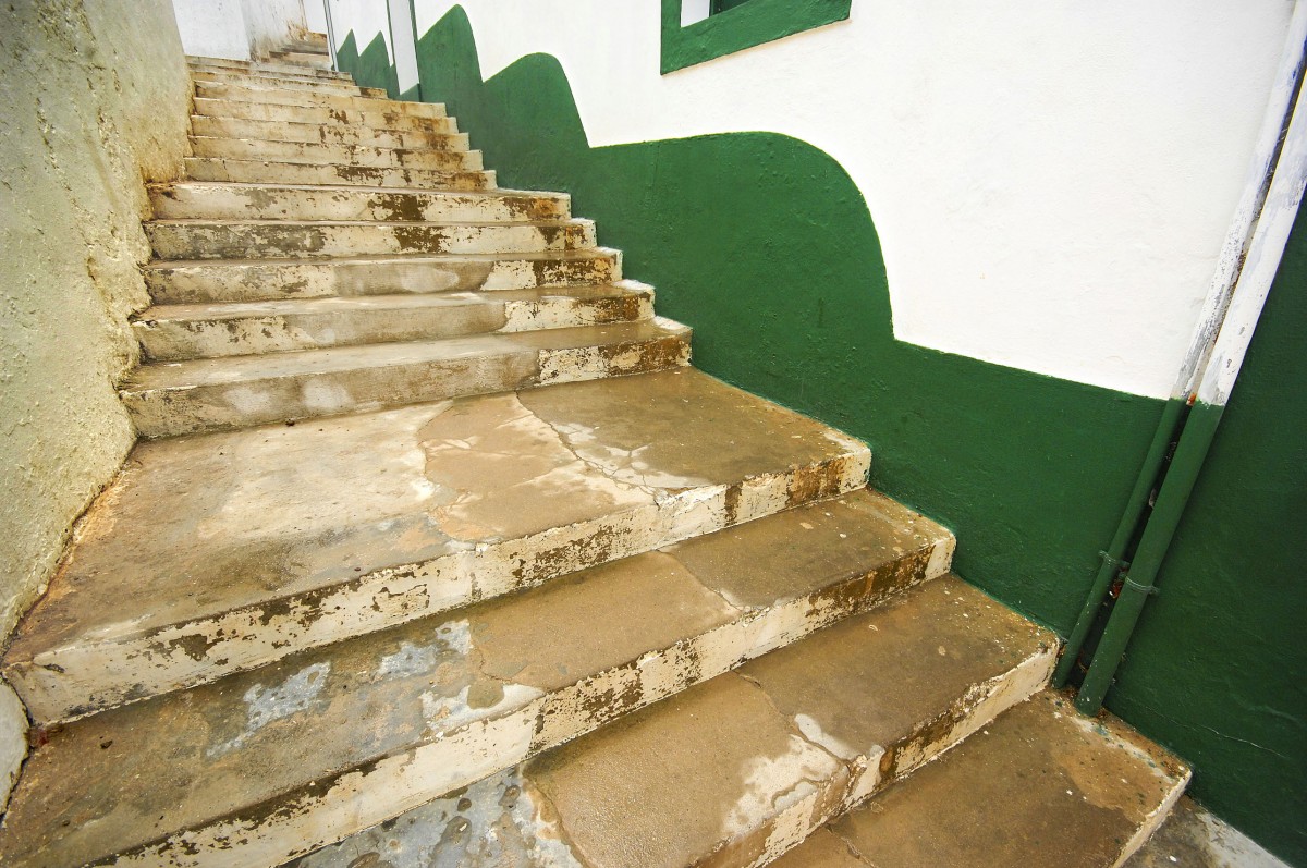 Treppe in Ferragudo an der Algarvekste. Aufnahme: Juli 2010.