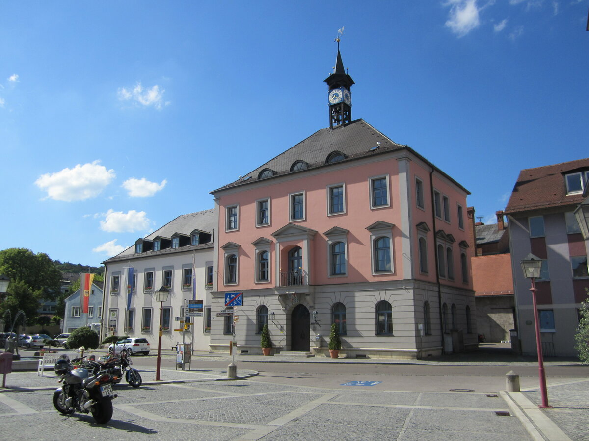 Treuchtlingen, Rathaus an der Hauptstrae, dreigeschossiges Gebude mit Walmdach, erbaut 1893 durch Theodor Eyrich (16.06.2013)