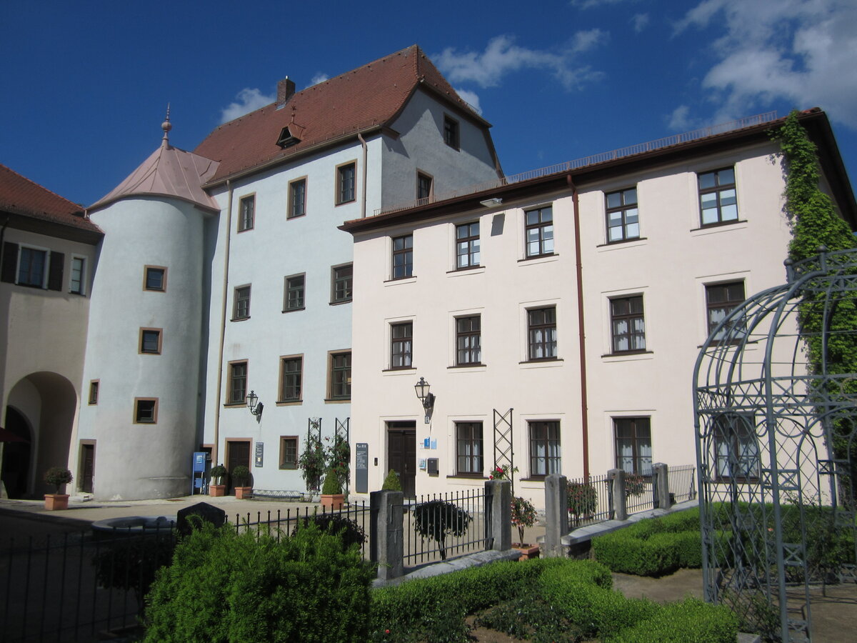 Treuchtlingen, Stadtschloss, ehemaliges Wasserschloss der Pappenheimer und Ansbacher, erbaut im 16. Jahrhundert (16.06.2013)