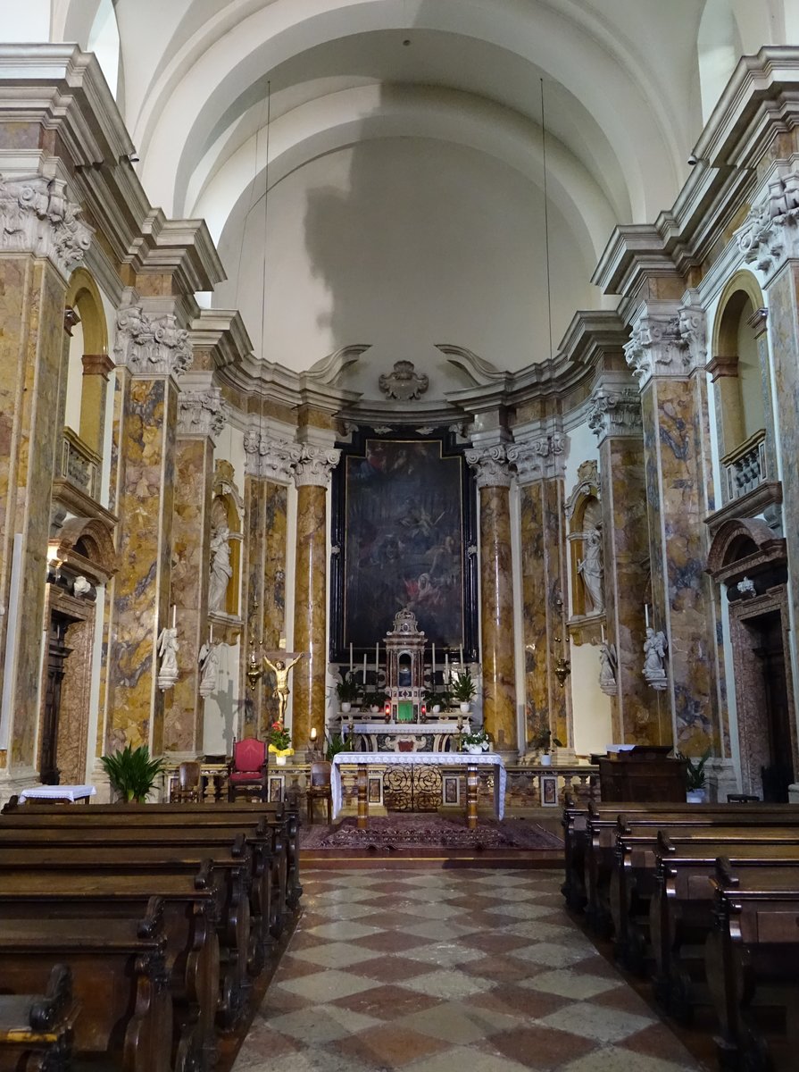 Trient, barocker Innenraum der Kirche San Francesco Saverio, erbaut von 1708 bis 1711 durch Architekt Andrea Pozzo, Altarbilder von Paul Troger und Carlo Gaudenzio 
Mignocchi (07.10.2016)