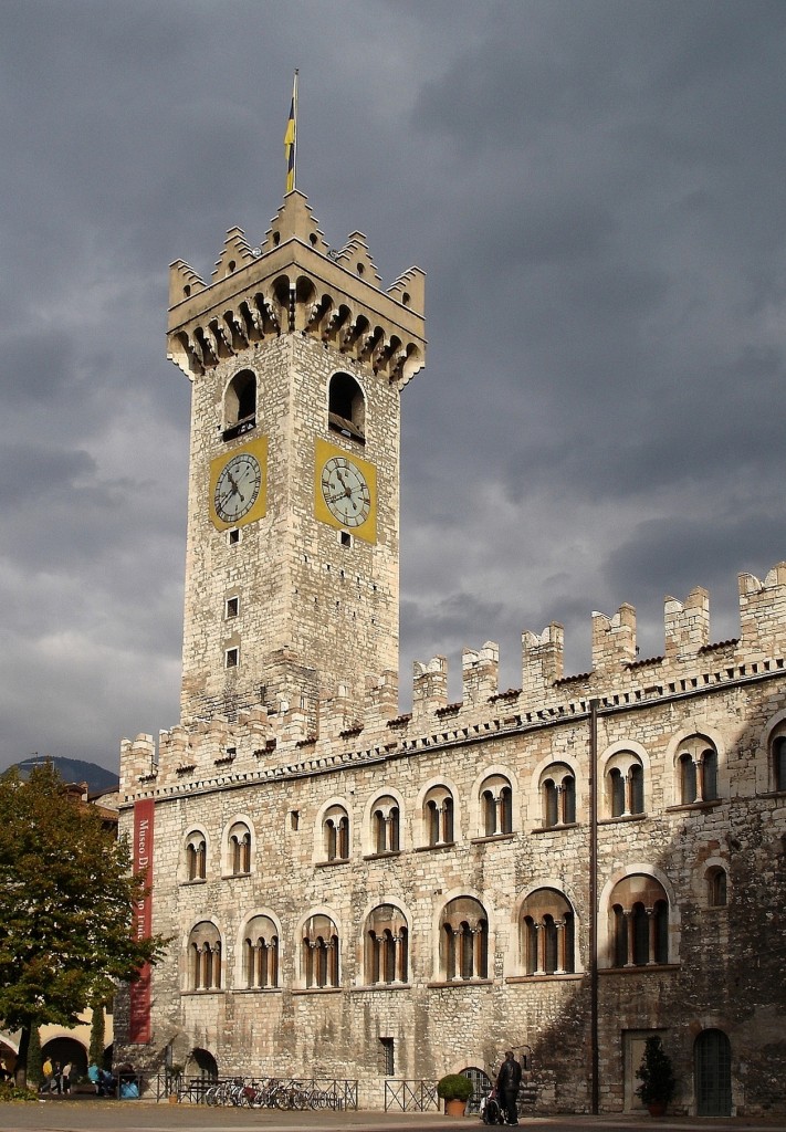 Trient (Trento), Palazzo Pretorio, erbaut 1220, war bis Mitte des 13.Jahrhunderts der Bischofssitz, danach Rathaus und Gericht, beherbergt heute das bedeutende Diozesanmuseum, dahinter der im 11.Jahrhundert erbaute Stadtturm, Okt.2004