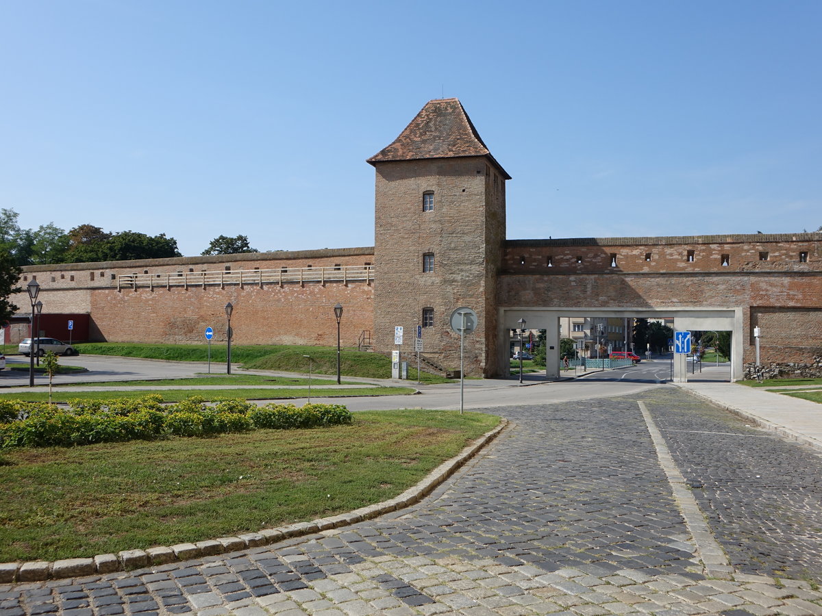 Trnava / Tyrnau, Teile der Stadtmauer mit Basteien, erbaut im 13. Jahrhundert (29.08.2019)