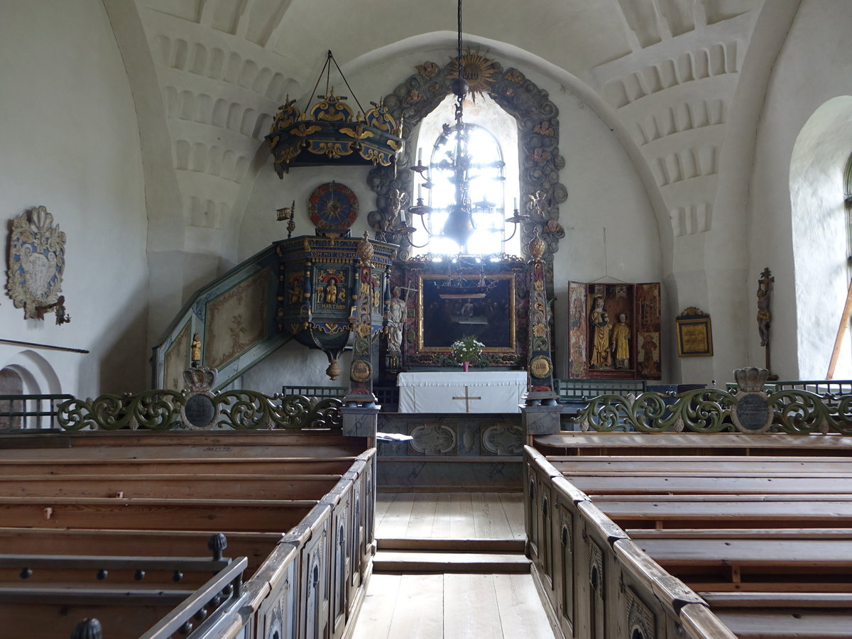 Trn, Innenraum der Gamla Kyrka, Holzskulpturen von Haaken Gulleson, Altar 1737 von Gabriel Beutin (21.06.2017)