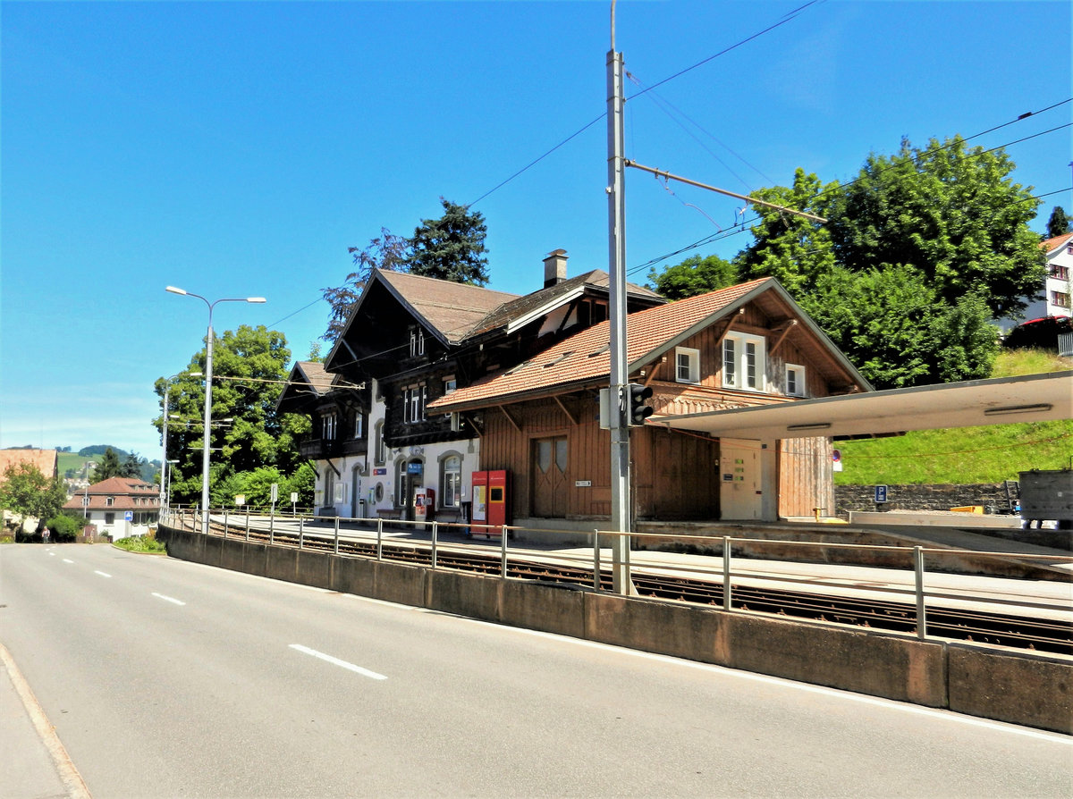 Trogen, Endbahnhof der Bahnstrecke St. Gallen–Trogen. Ein Chalet, wie es einst modern war, Zeugnis aus der Bauzeit der Bahn 1903. Kanton Appenzell Ausserrhoden - 18.07.2014