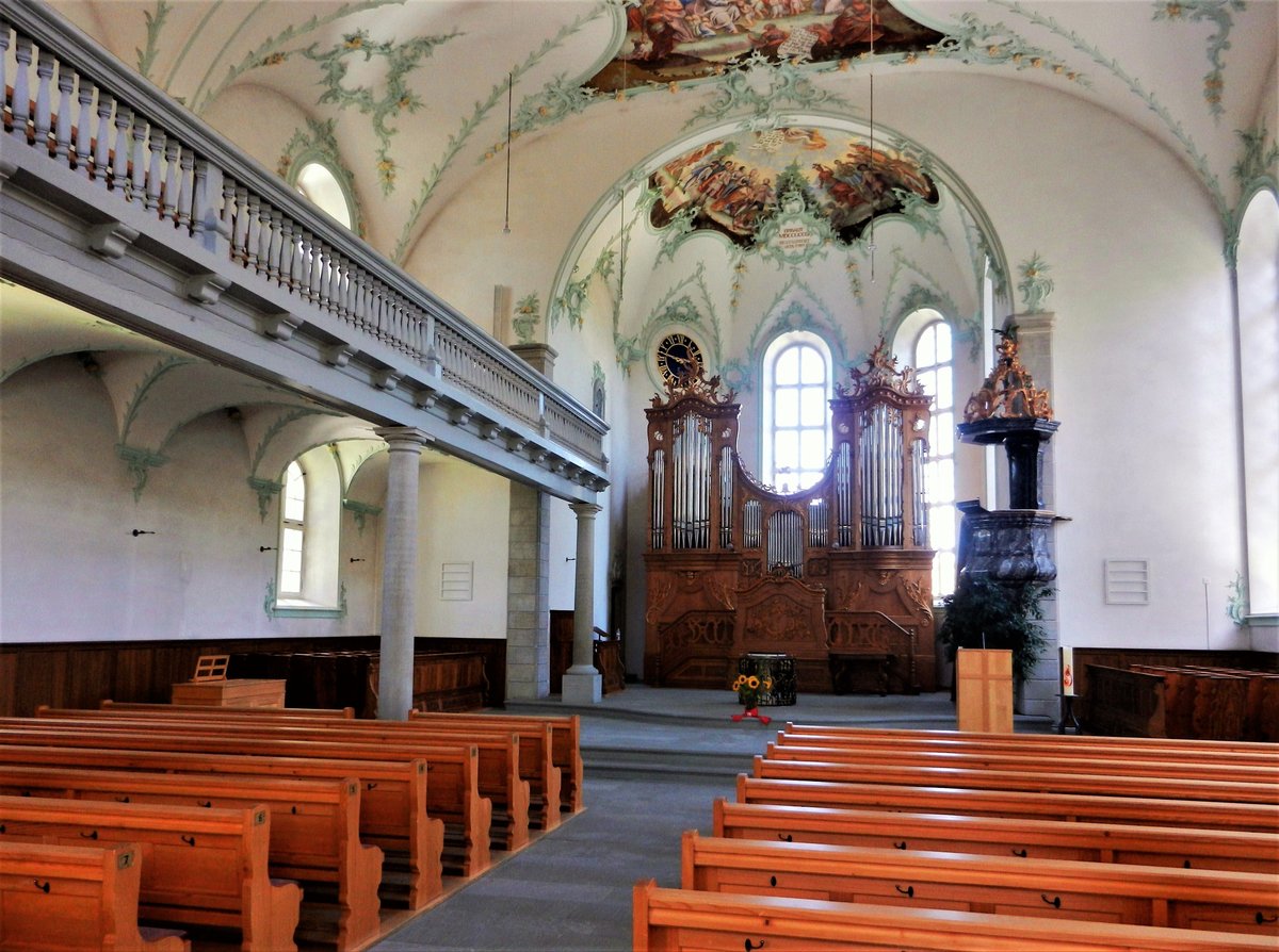 Trogen, reformierte Kirche (Baujahr 1779-1782, restauriert 1878 und 1989). Innenansicht mit Uhr im Chorraum - 18.07.2014