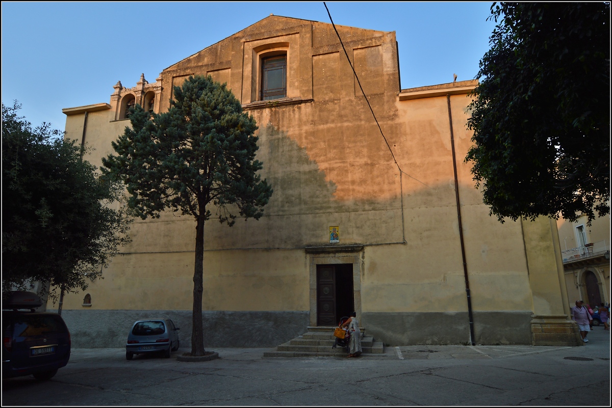 Tropea - Touristennest in Kalabrien.

Eine der vielen Kirchen in Tropea. Sommer 2013.
