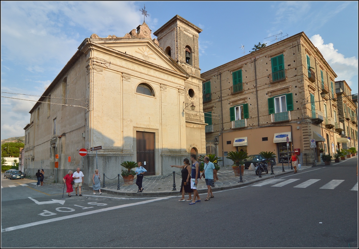 Tropea - Touristennest in Kalabrien.

Kirche am Eingang zur Innenstadt. Sommer 2013.