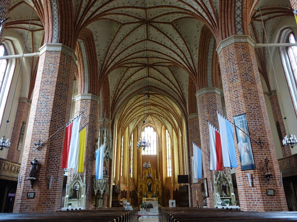 Trzebiatow / Treptow an der Rega, gotischer Innenraum der St. Marien Kirche, Altarbild von Ernst Deger (01.08.2021)