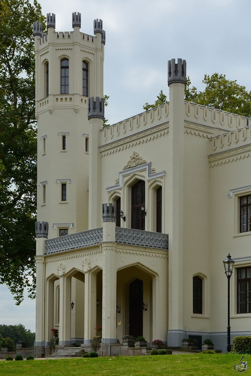 Turm und Eingangsportal des im Tudorstil errichteten Herrenhaus (Schloss) Kittendorf. (August 2014)