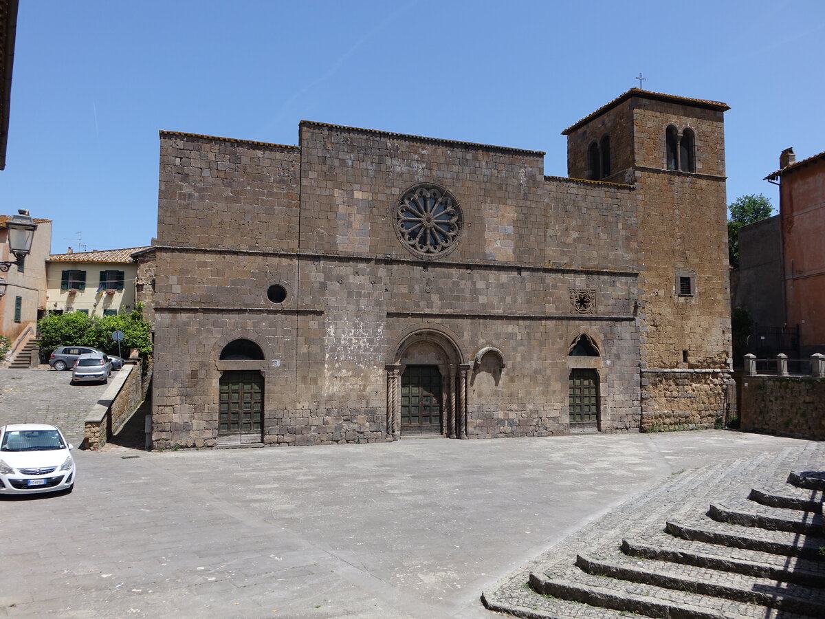 Tuscania, Pfarrkirche St. Maria della Rosa, gotisch-romanische Fassade, erbaut im 13. Jahrhundert (23.05.2022)
