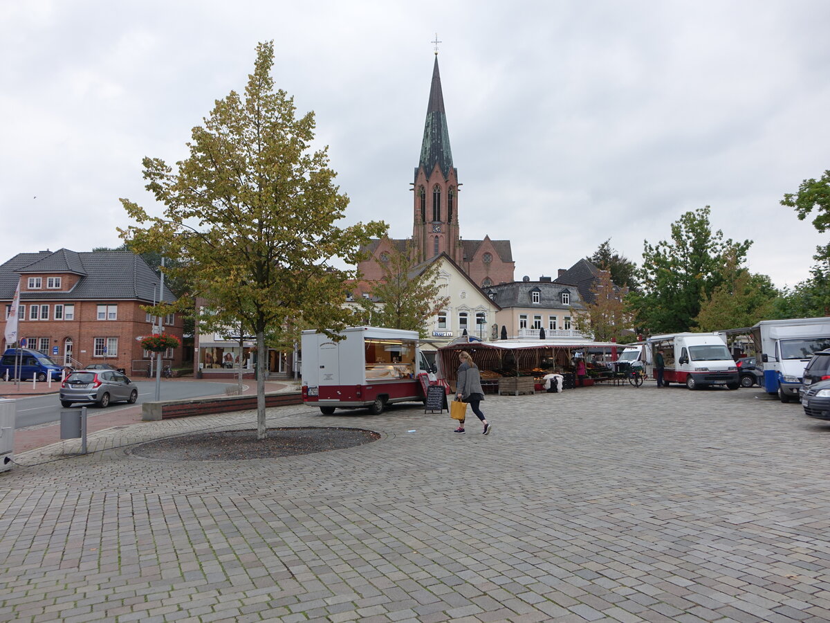 Twistringen, Marktplatz mit kath. Pfarrkirche St. Anna, erbaut 1870 (07.10.2021)