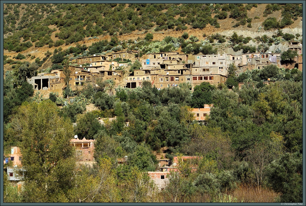 Typisch fr die Berbersiedlungen im Hohen Atlas sind die einfachen Huser aus Lehm und Stein. Bei dieser Siedlung im Ourikatal wurden allerdings bereits vereinzelt Neubauten mit Betonsteinen errichtet. (19.11.2015)