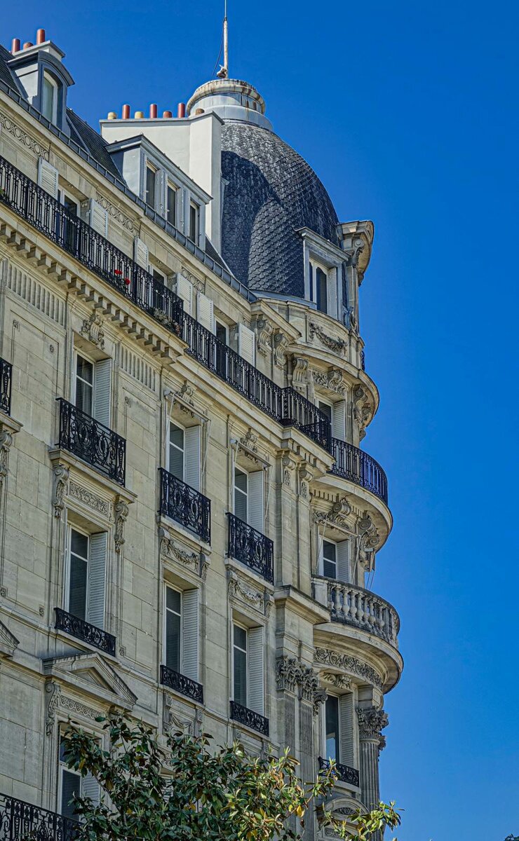 Typisch Pariser Architektur in form eines schnen und anspruchsvollen Wohnhaus in der inneren Stadtgebiet von Paris. Foto: Juni, 2023.
