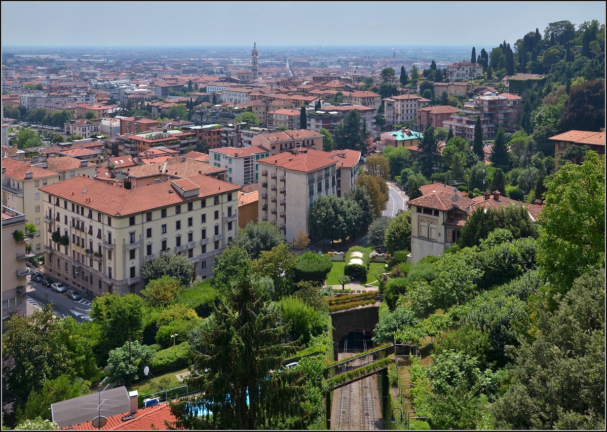 <U>Bergamo.</U>

Blick in die Poebene und den tiefer gelegenen zentralen Teil. Sommer 2013.