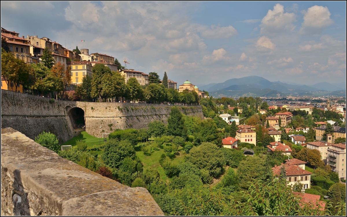 <U>Bergamo.</U>

Im Oktober 2013. 

Blick ber die beeindruckende Stadtmauer. Sommer 2013.