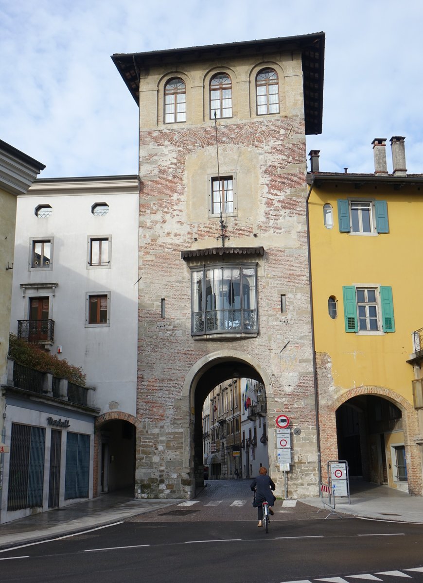 Udine, Porta Manin an der Piazza Primo Maggio, erbaut im 12. Jahrhundert (07.05.2017)