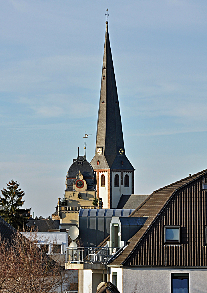  ber den Dchern von Euskirchen , Turm des alten Rathauses und dahinter Turm der St. Martin-Kirche - 09.12.2013