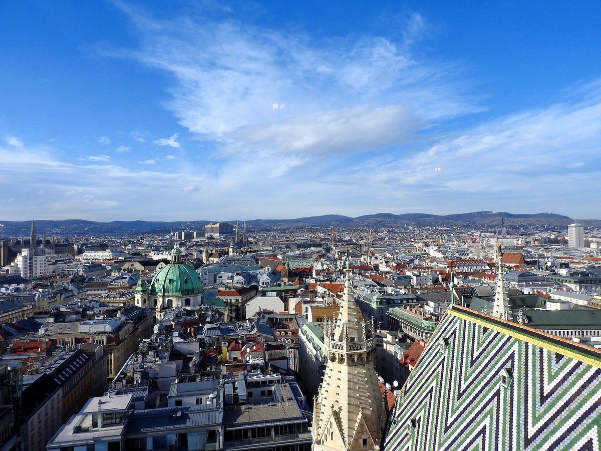  ber den Dchern von Wien  nach sportlichem Aufstieg von 363 Stufen ber die enge Wendeltreppe im Stephansdom, bzw. Steffl zu Wien; 190202