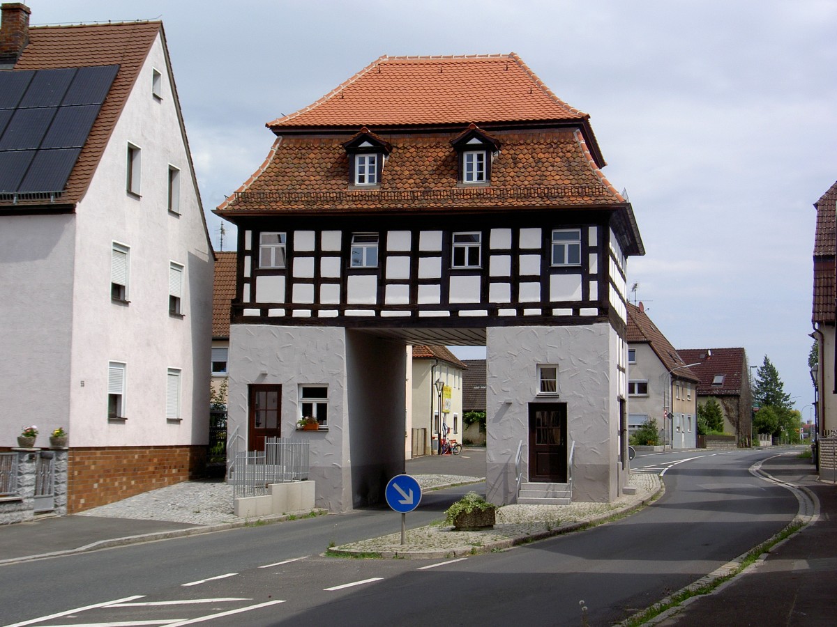 Uehlfeld, Unteres Torhaus, zweigeschossiger Fachwerkbau mit Tordurchfahrt, 
Mansardwalmdach mit zwei Giebelgauben, erbaut im 18. Jahrhundert (10.08.2014)

