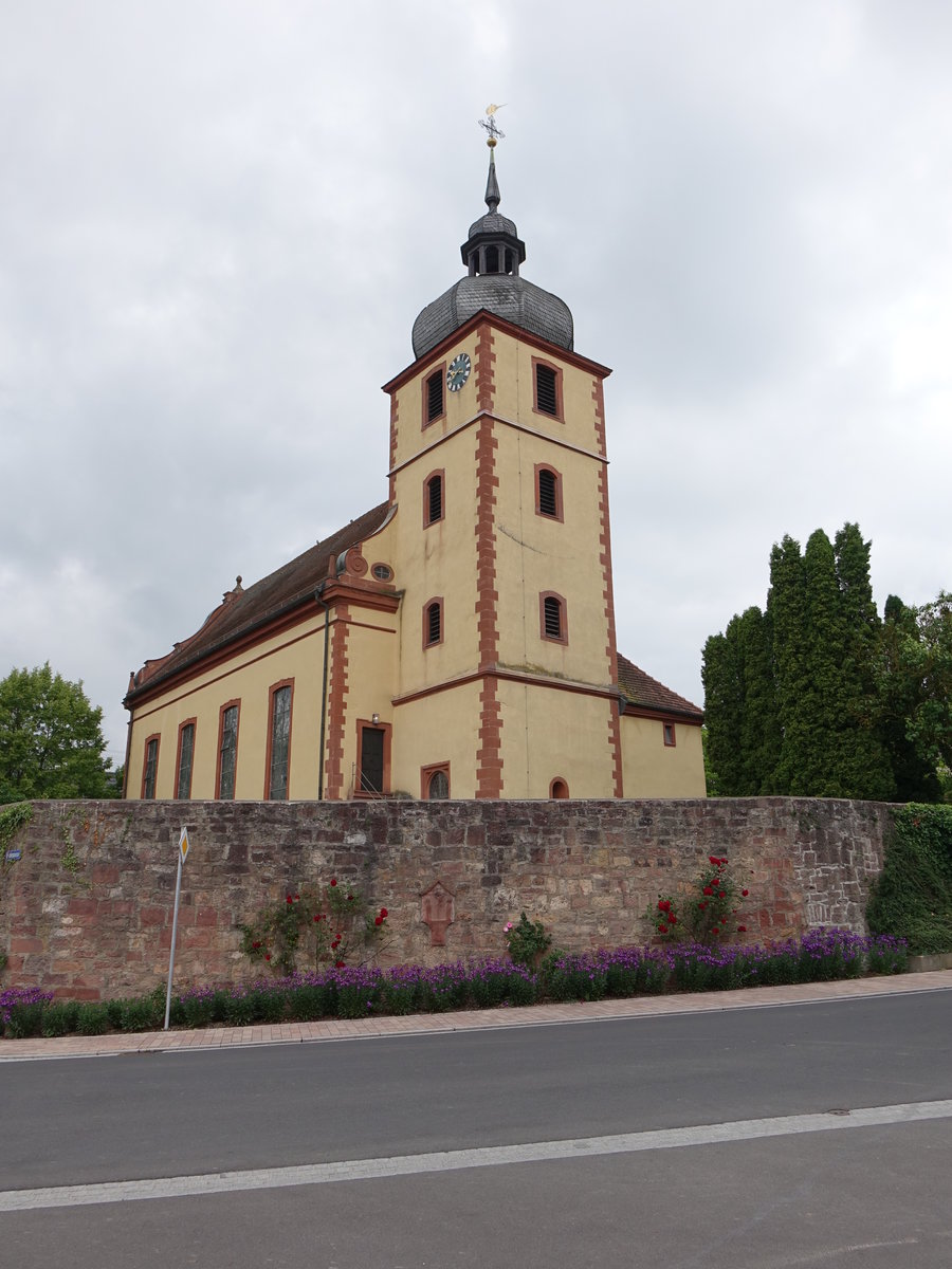 Uettingen, Ev. St. Bartholomus Kirche am Kirchplatz, Saalbau mit eingezogenem Chor und Chorturm mit Welscher Haube, Turm im Untergeschoss sptromanisch, sonst 1749, Langhaus erbaut 1754 (15.06.2016)