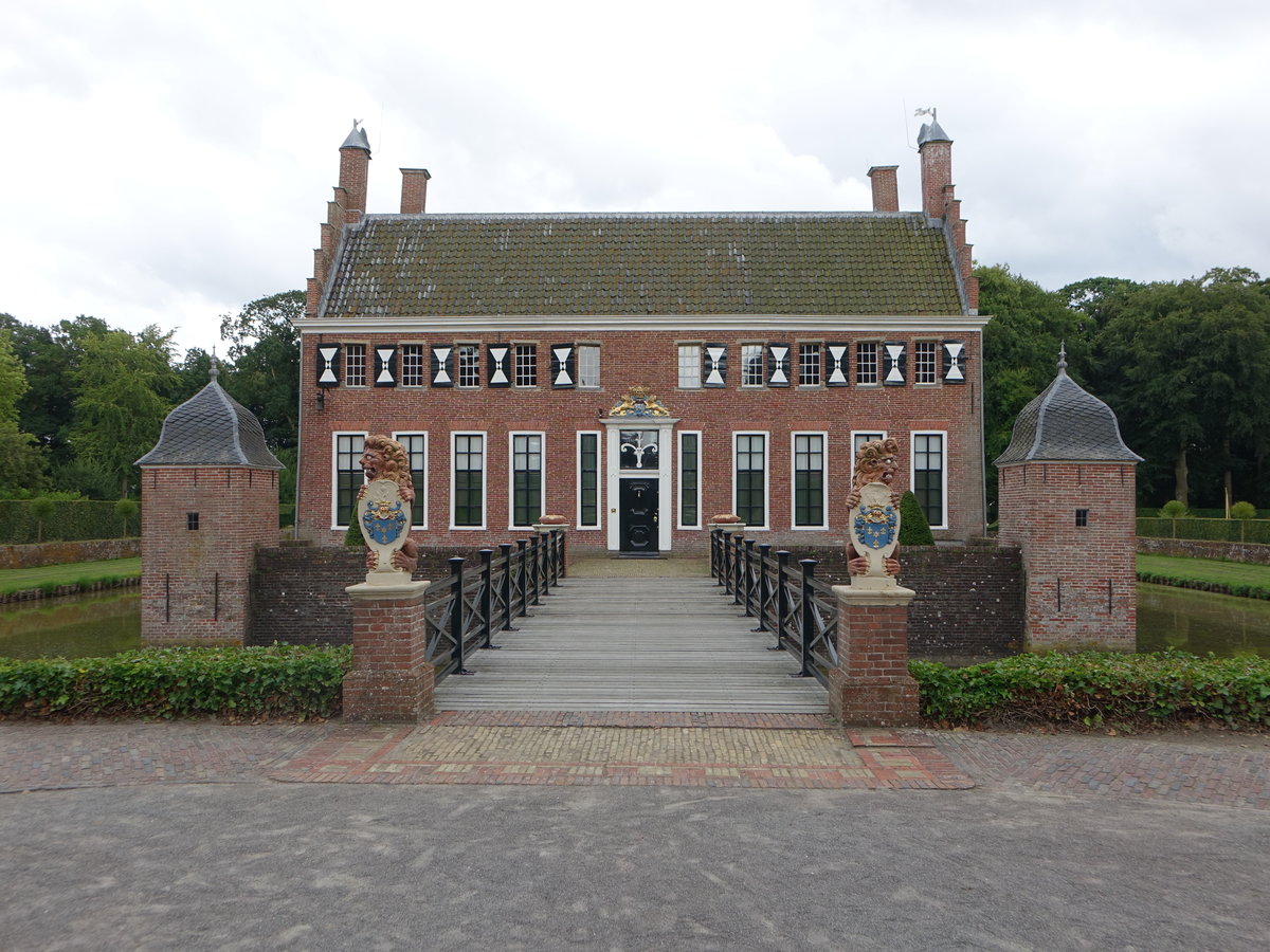Uithuizen, Schloss Menkemaborg, erbaut im 15. Jahrhundert (27.07.2017)