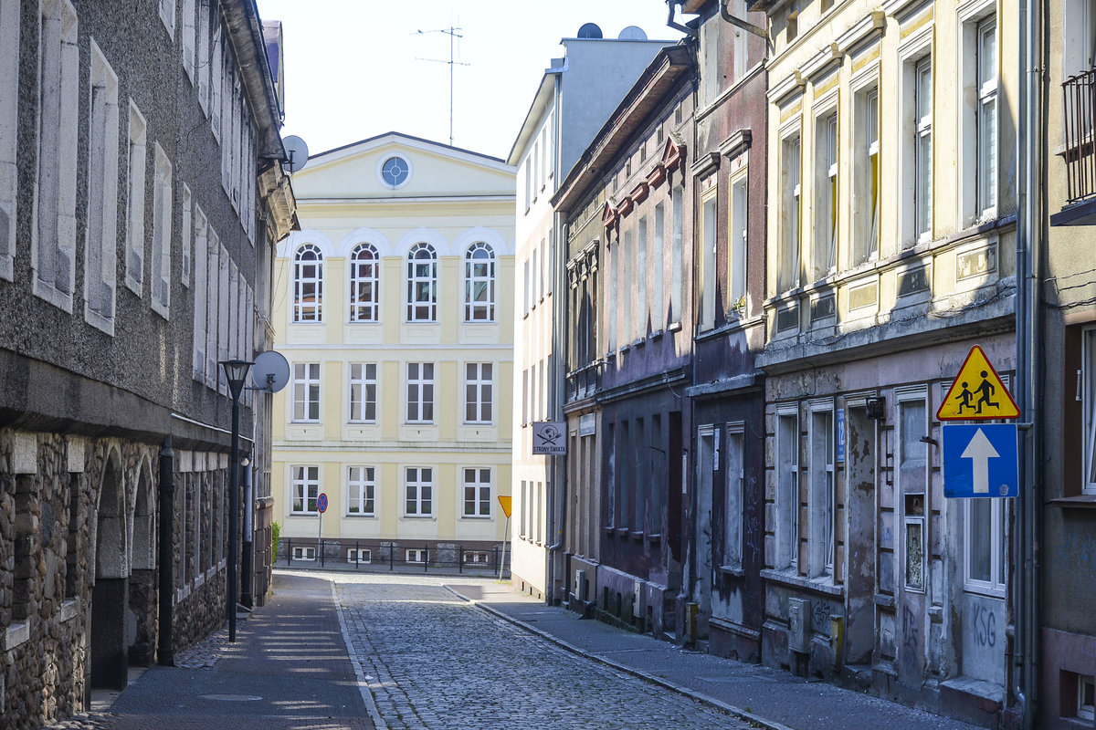 Ulica Bolesława Chrobrego in Koszalin (Kslin) - bis 1945 Papenstrae. Im Hintergrund ist das Lyzeum zu sehen. Aufnahme: 16. August 2020.