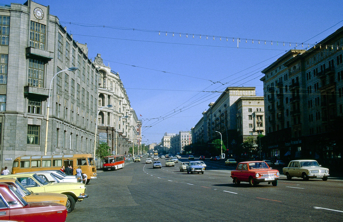 Ulica Tverskaja in Moskau. Bild vom Dia. Aufnahme: Juni 1989.