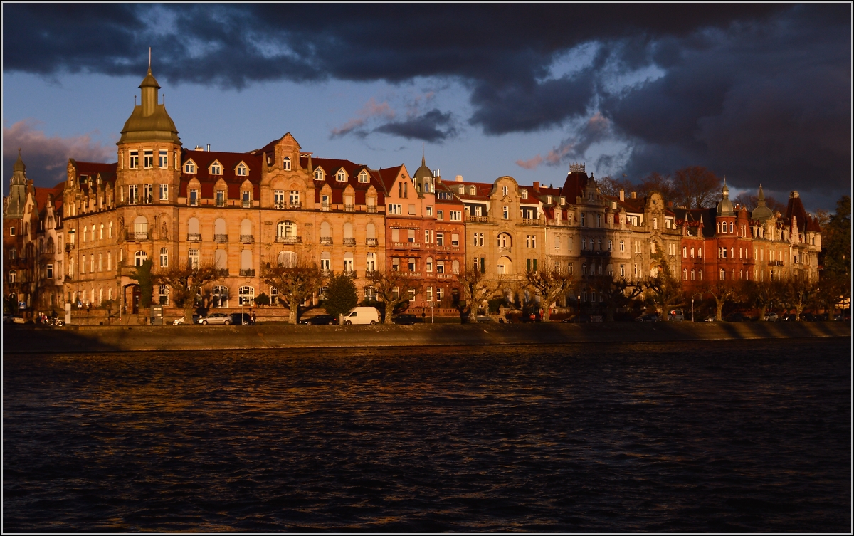 <U>Lichtspiele in Konstanz</U>

Whrend Xaver den Bodensee streift, werden die Wolken extrem dunkel, aber das Licht kommt von Sdwesten ungehindert durch. Die Fassade des besonders prchtig gestalteten Hauses an der Seestrae wird durch dieses Licht fast surreal dargestellt. Dezember 2013. 