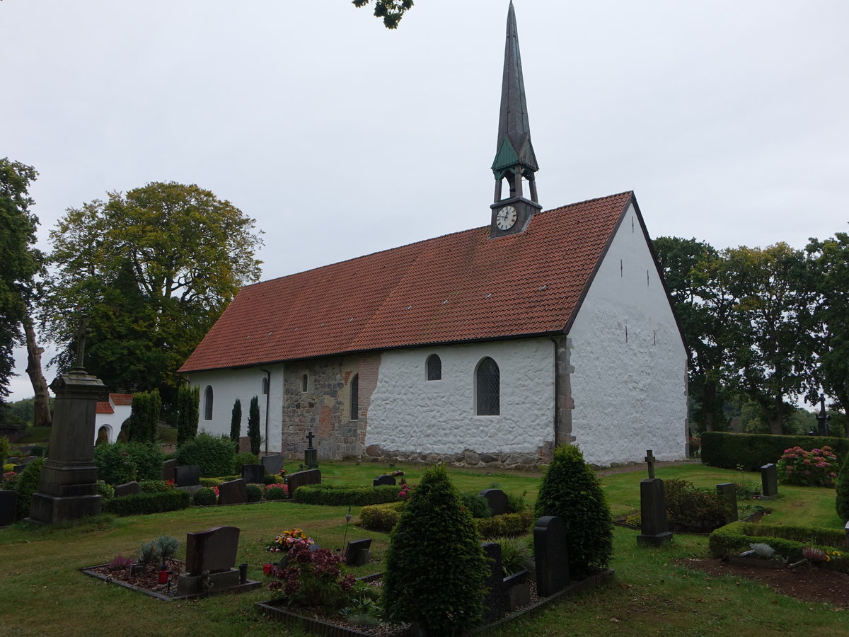 Ulsnis, romanische evangelische St. Wilhadus Kirche, erbaut ab 1338, Umbau zur Saalkirche 1796 (25.09.2020)