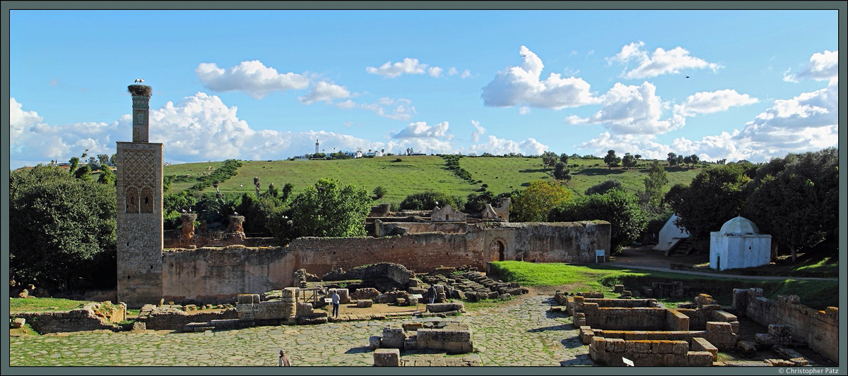 Unmittelbar an die Ruinen der rmischen Siedlung Sala Colonia schliet sich die ab Ende des 13. Jahrhunderts errichte Totenstadt der Chellah an. Dort befinden sich mehrere merinidische Grber, eine Moschee und ein botanischer Garten. Die Gebude wurden durch ein Erdbeben im 18. Jahrhundert schwer beschdigt, sodass heute nurnoch Ruinen vorhanden sind. Diese werden von zahlreichen Strchen als Nistplatz genutzt. Das weie Gebude rechts ist eines der sieben Heiligengrber. (Rabat, 23.11.2015)