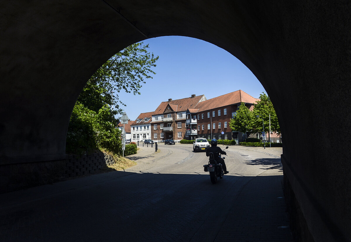 Unter dem Eisenbahnviadukt in Padborg (deutsch Pattburg) mit Blick auf die Strae Nrregade. Aufnahme: 11. Juni 2023.