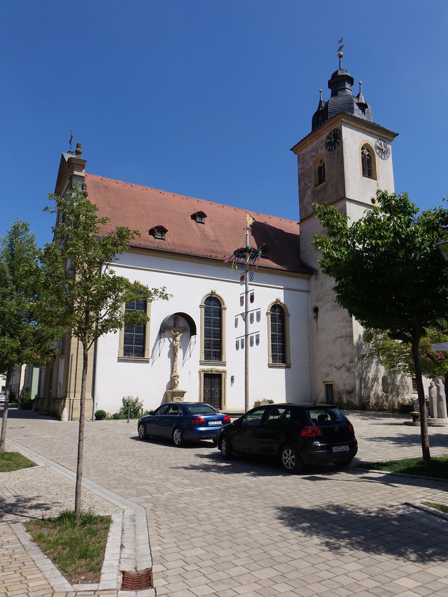 Untereisenheim, kath. Pfarrkirche Maria Himmelfahrt, Saalbau mit eingezogenem Chor und sdlichem Turm mit Welscher Haube, Kirchturm von 1582, Langhaus und Chor erbaut 1752 (27.05.2017)