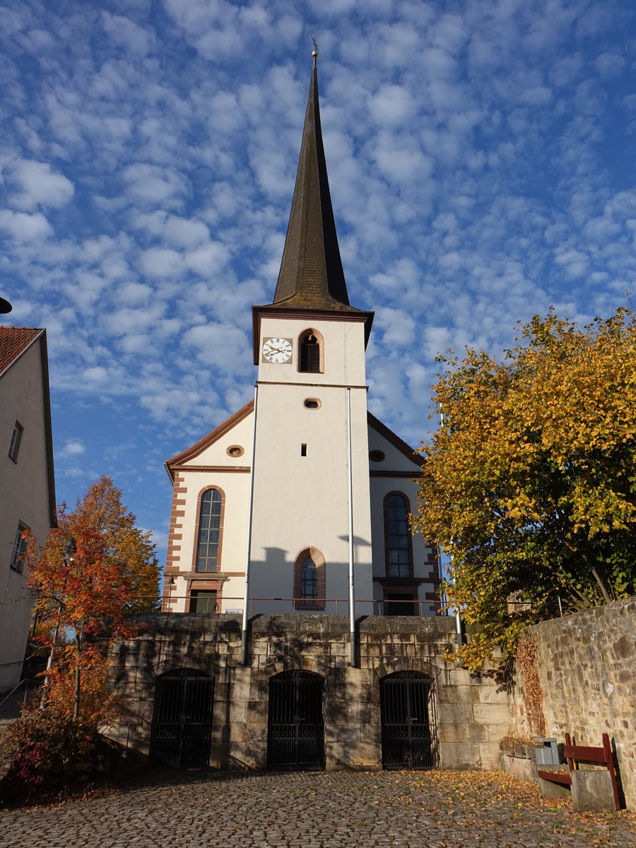 Unterelsbach, kath. Pfarrkirche St. Simon und Judas, Saalbau mit eingezogenem Westchor und Ostturm mit Spitzhelm, erbaut von 1615 bis 1617, Langhaus neugotisch erbaut 1810 (16.10.2018)
