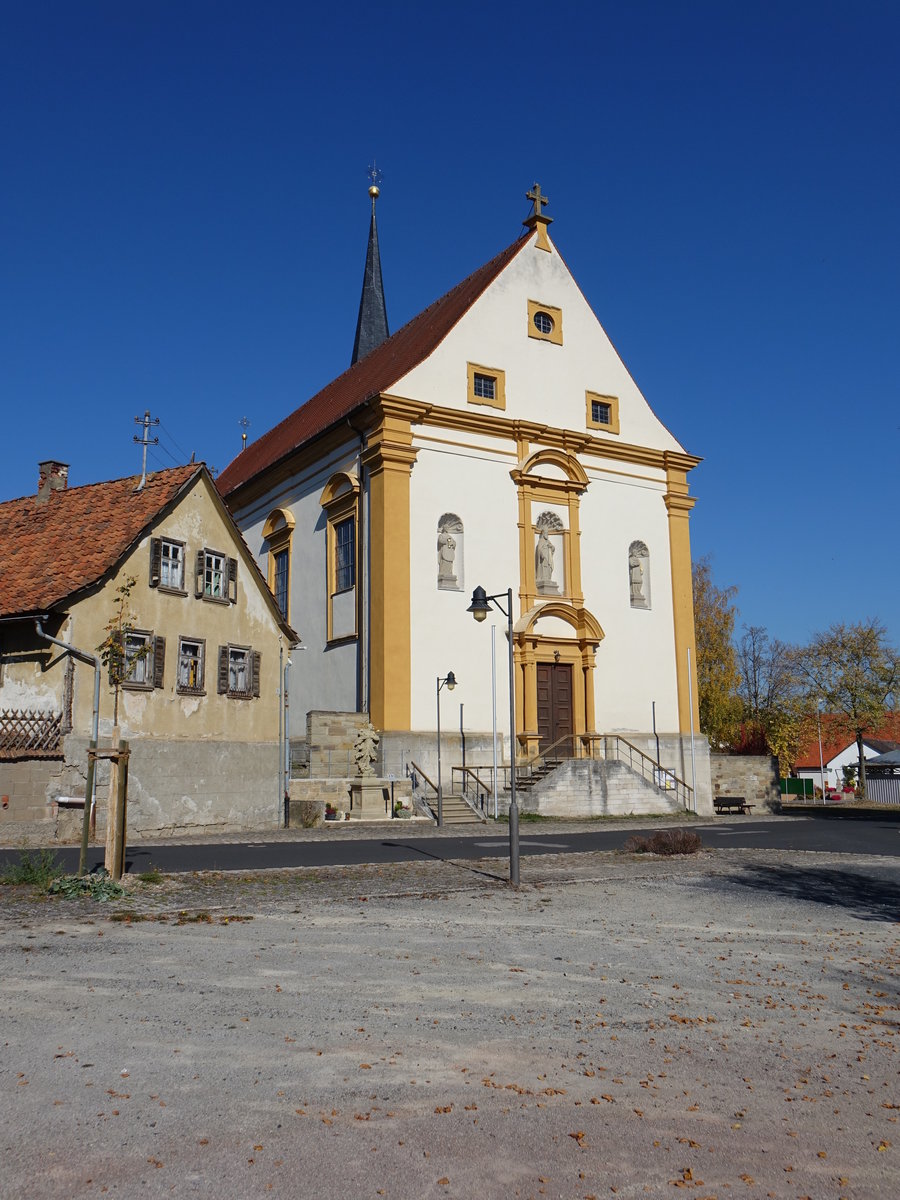 Unterefeld, kath. Pfarrkirche St. Johann Baptist, Saalkirche mit Satteldach, erbaut von 1698 bis 1700 (15.10.2018)