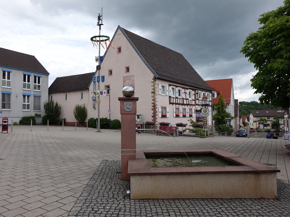 Unterwisheim, Brunnen am Friedrichsplatz (30.05.2015)