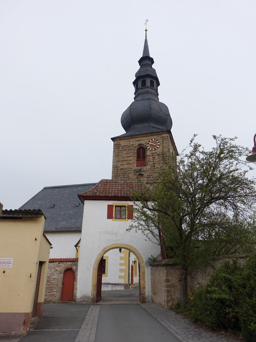 Untersteinach, ev. Kirche St. Oswald, Saalkirche mit Chorturm, Langhaus und Turmfundamente um 1363, Langhaus erbaut von 1508 bis 1522, Chorturm erbaut von 1713 bis 1717 (15.04.2017)
