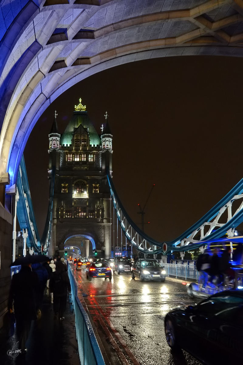 Unterwegs auf der berhmten Tower Bridge im Londoner Stadtteil Southwark. (Mrz 2013)