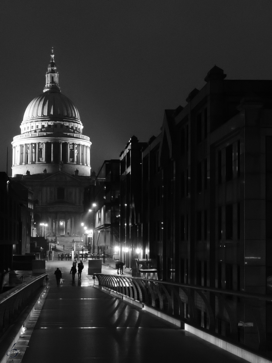 Unterwegs auf der Millennium Bridge mit Blick auf die Kuppel der St.-Pauls-Kathedrale in London. (Mrz 2013)