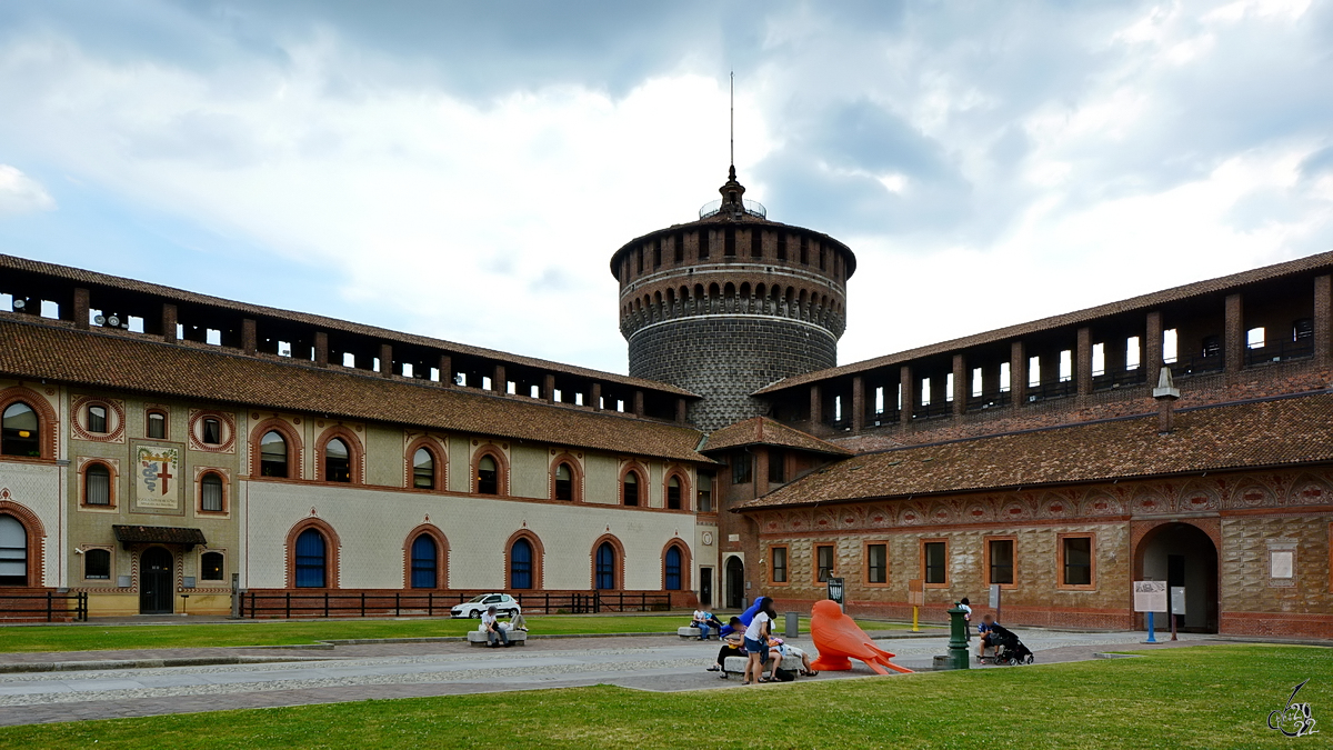 Unterwegs im Innenhof des mittelalterlichen Castello Sforzesco. (Mailand, Juni 2014)