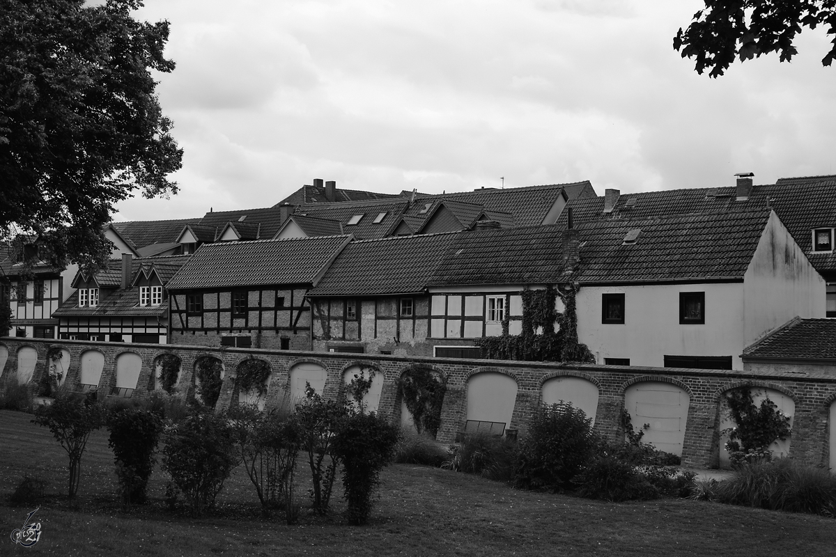 Unterwegs im Schlosspark von Stavenhagen, hintern den Mauern zu sehen alte (Fachwerk)huser. (August 2014)