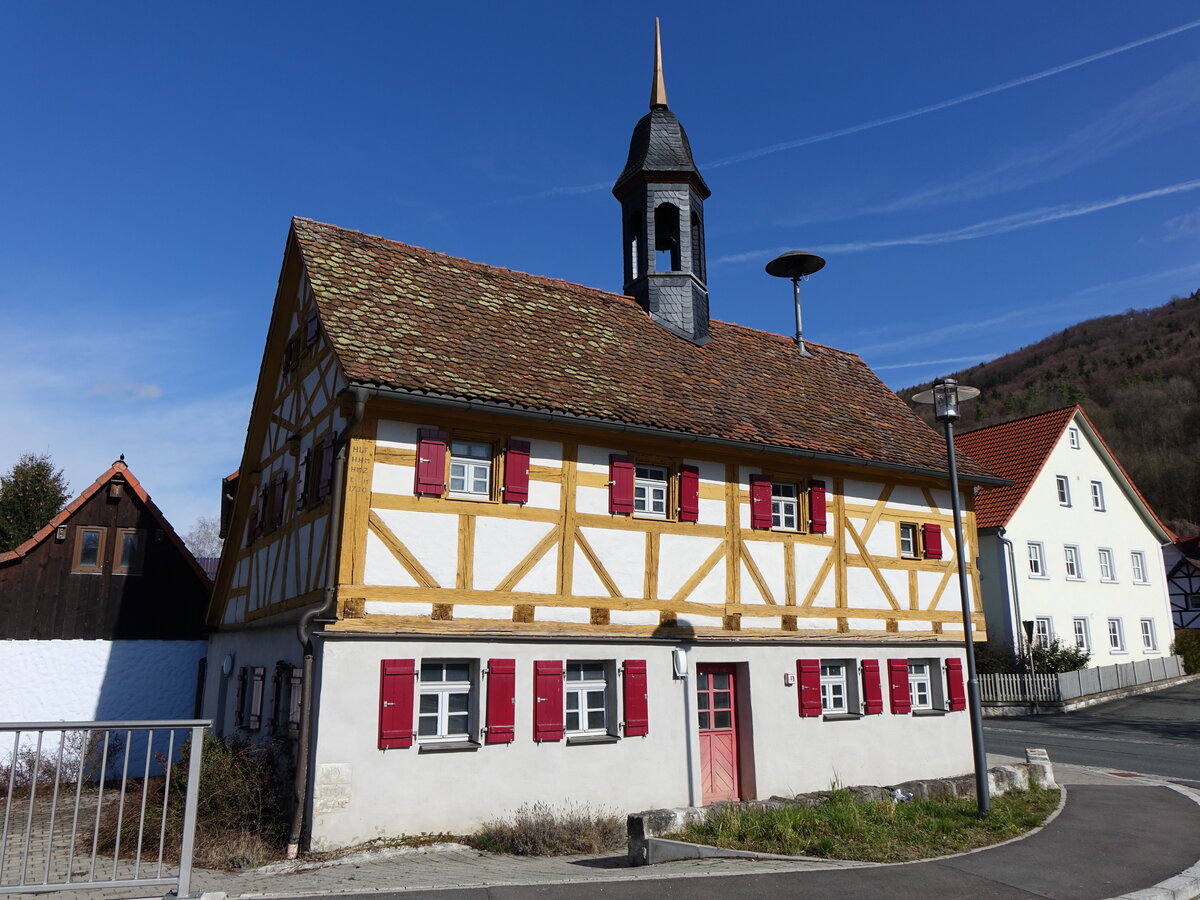 Unterzaunsbach, altes Glockenhaus, heute Gemeindehaus, Fachwerkhaus mit Haubendachreiter, erbaut 1730 (28.03.2016)