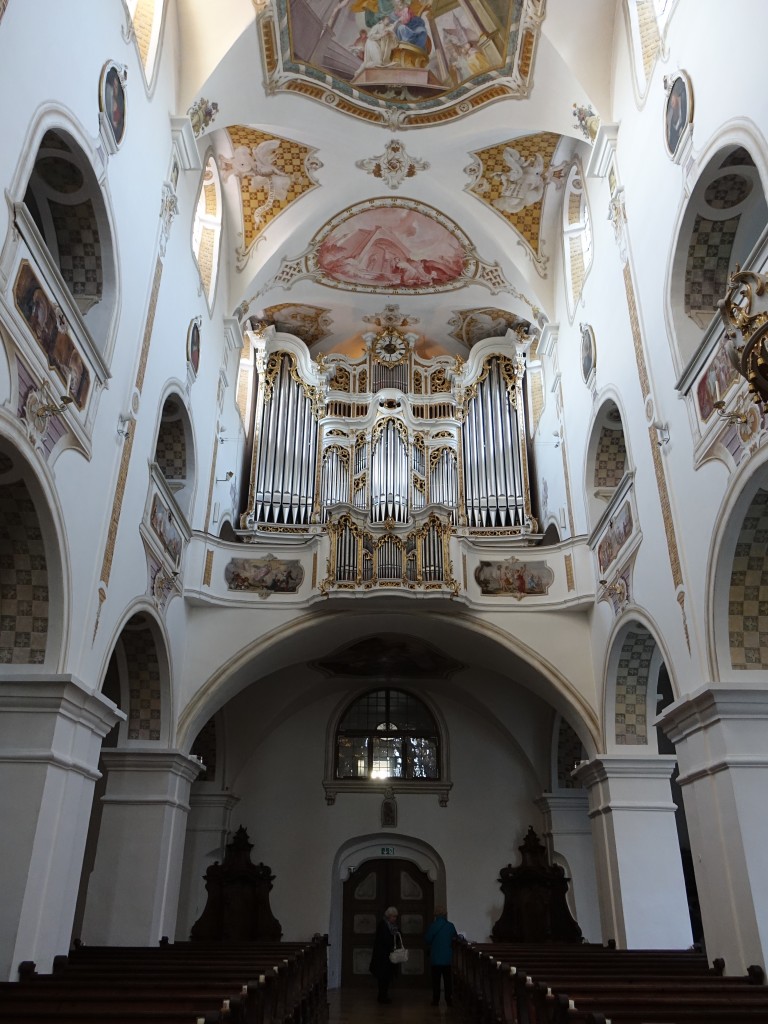 Ursberg, Klosterkirche St. Johannes, Orgel von 1776, erbaut von Orgelbauer Johann Nepomuk Holzhey. Das rein mechanische Instrument hat 26 Register auf zwei Manualen und Pedal (27.12.2015)