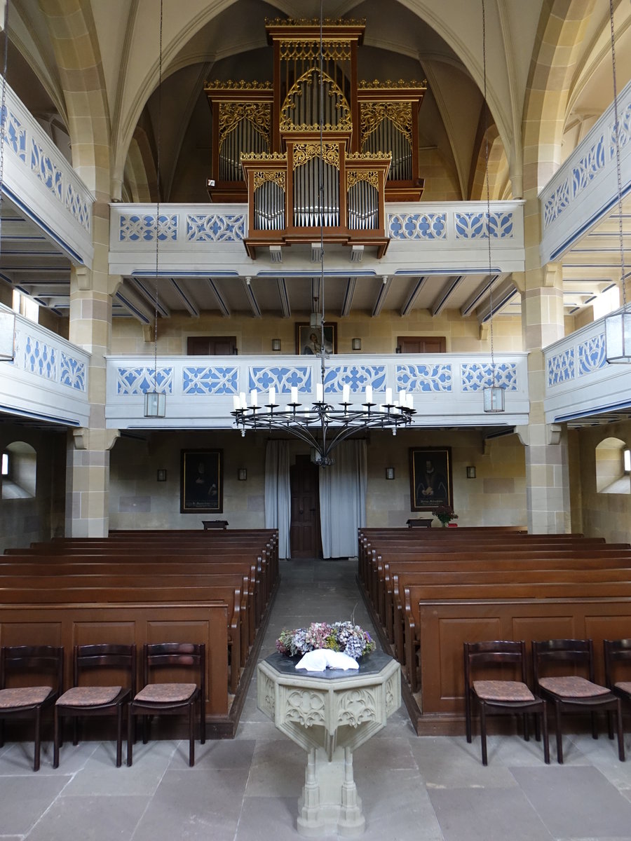 Urspringen, Taufstein und Orgelempore in der evangelischen Kirche, erbaut 1842 durch August Wilhelm Dbner (16.10.2018)