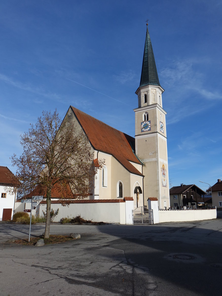 Uttigkofen, sptgotische Maria Himmelfahrt Kirche, erbaut im 17. Jahrhundert mit Kapelle (20.11.2016)