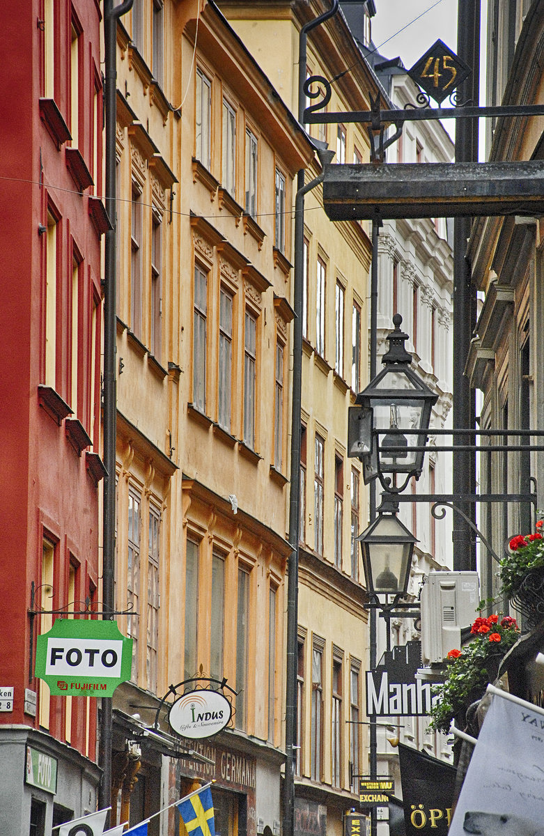 Vsterlnggatan in der Stockholmer Altstadt (Gamla Stan). Was heute als Gamla stan bezeichnet wird, war ber viele Jahrhunderte das eigentliche Stockholm. 
Aufnahme: 25. Juli 2017.