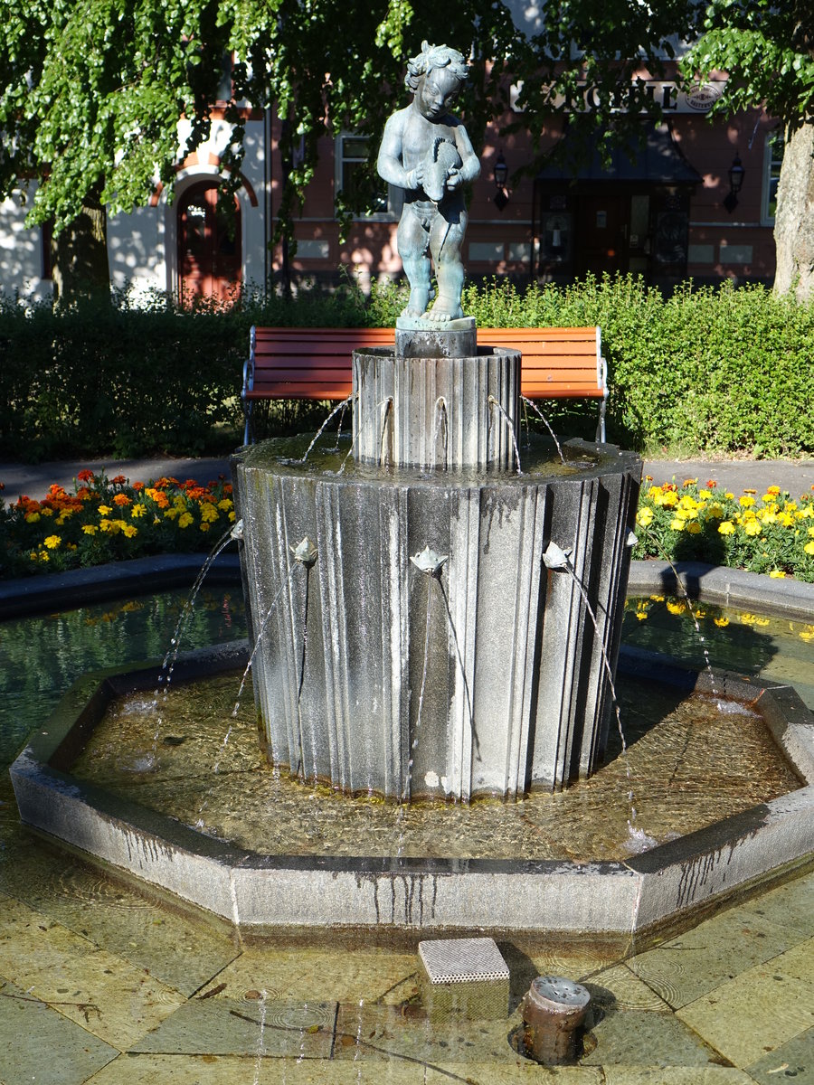 Vstervik, Brunnen vor der St. Petri Kirche (13.06.2016)