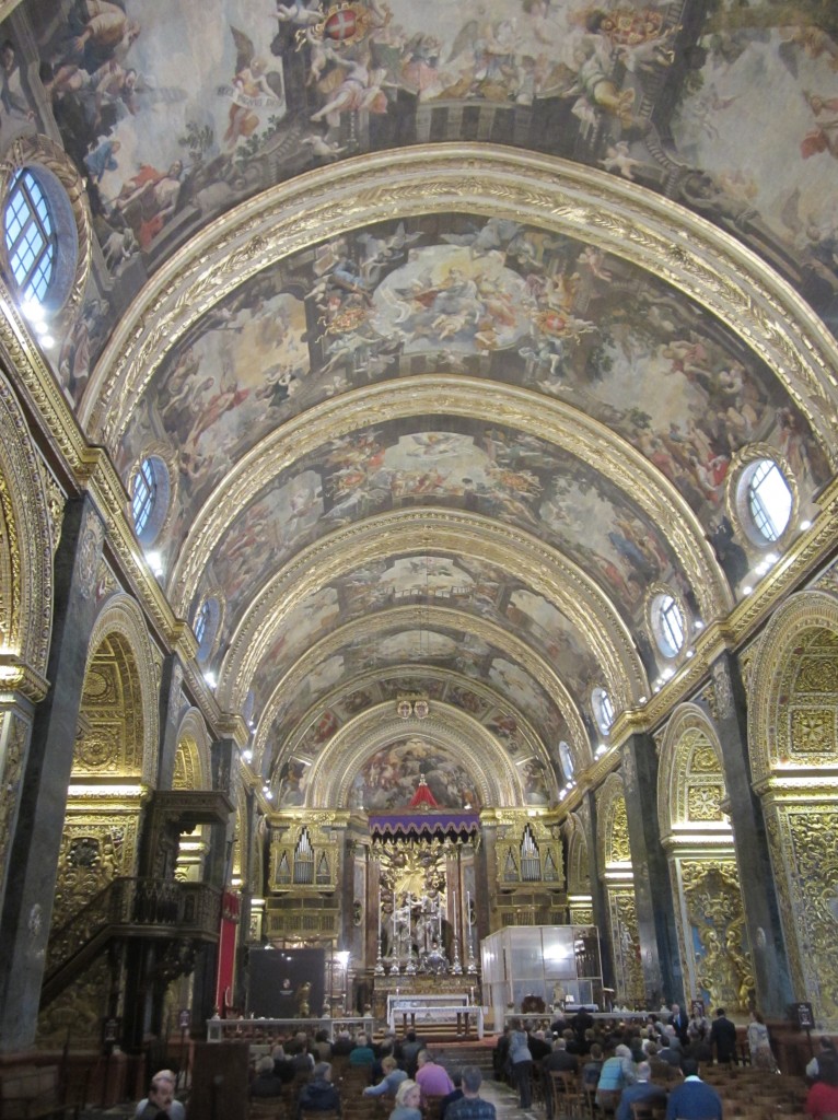 Valletta, Langschiff der St. John Kathedrale, Deckenmalereien von Matthia Preti, 
Hochaltar von 1868 (23.03.2014)