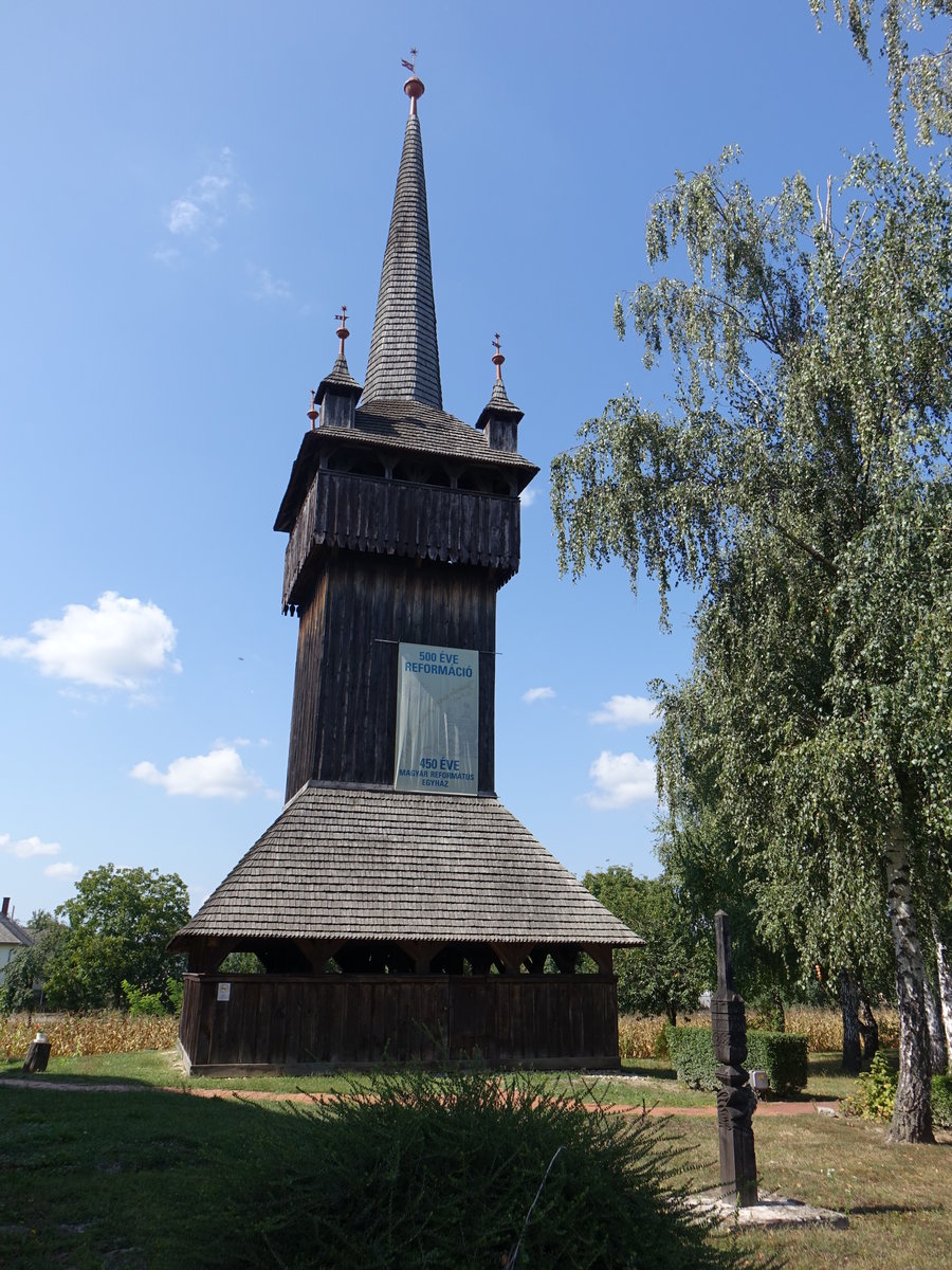Vamosatya, hlzerner barocker Glockenturm, erbaut im 18. Jahrhundert (07.09.2018)