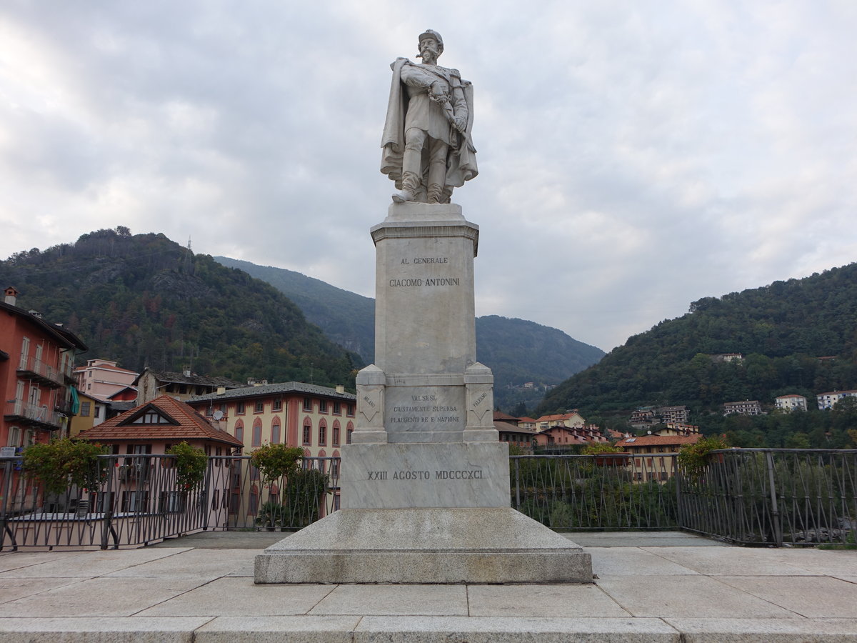 Varallo Sesia, Denkmal fr Giacomo Antonini auf der Ponte Antonini (05.10.2018)